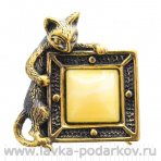 Брошь из латуни с янтарной вставкой "Кот на картине" (белый)